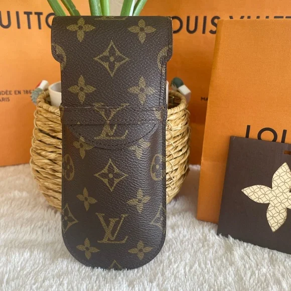 Louis Vuitton sunglasses case - Picture 1 of 12